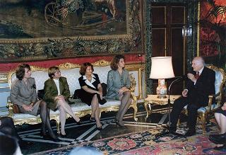 Il Presidente della Repubblica Oscar Luigi Scalfaro incontra l'on. prof.ssa Silvia Costa, presidente della Commissione nazionale per le pari opportunità tra uomo e donna, con le componenti la Commissione, in occasione della Festa della donna