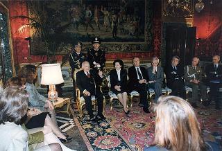 Il Presidente della Repubblica Oscar Luigi Scalfaro incontra l'on. prof.ssa Silvia Costa, presidente della Commissione nazionale per le pari opportunità tra uomo e donna, con le componenti la Commissione, in occasione della Festa della donna