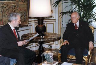 Il Presidente della Repubblica Oscar Luigi Scalfaro con il Comitato promotore del Premio internazionale di solidarietà alpina