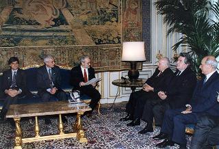 Il Presidente della Repubblica Oscar Luigi Scalfaro con il Comitato promotore del Premio internazionale di solidarietà alpina