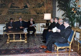 Il Presidente della Repubblica Oscar Luigi Scalfaro con il Comitato promotore del Premio internazionale di solidarietà alpina