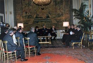 Il Presidente della Repubblica Oscar Luigi Scalfaro con il Comitato promotore del Premio internazionale di solidarietà alpina