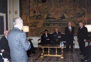 Il Presidente della Repubblica Oscar Luigi Scalfaro con il Comitato promotore del Premio internazionale di solidarietà alpina