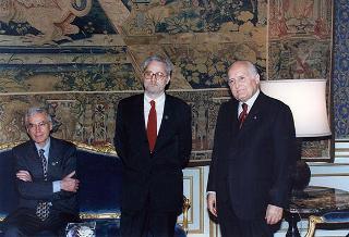 Il Presidente della Repubblica Oscar Luigi Scalfaro con il Comitato promotore del Premio internazionale di solidarietà alpina