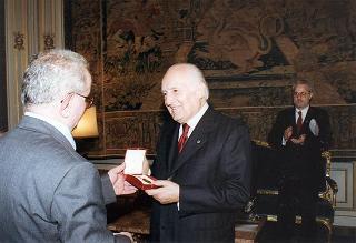 Il Presidente della Repubblica Oscar Luigi Scalfaro con il Comitato promotore del Premio internazionale di solidarietà alpina