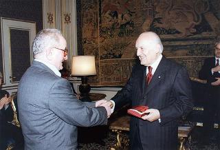 Il Presidente della Repubblica Oscar Luigi Scalfaro con il Comitato promotore del Premio internazionale di solidarietà alpina