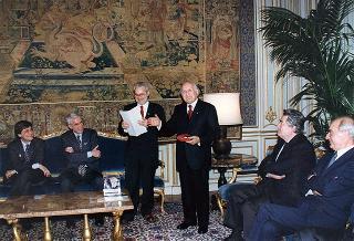Il Presidente della Repubblica Oscar Luigi Scalfaro con il Comitato promotore del Premio internazionale di solidarietà alpina