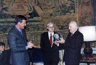 Il Presidente della Repubblica Oscar Luigi Scalfaro con il Comitato promotore del Premio internazionale di solidarietà alpina