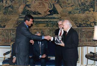 Il Presidente della Repubblica Oscar Luigi Scalfaro con il Comitato promotore del Premio internazionale di solidarietà alpina