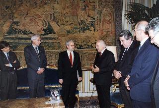 Il Presidente della Repubblica Oscar Luigi Scalfaro con il Comitato promotore del Premio internazionale di solidarietà alpina