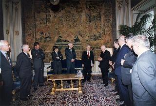 Il Presidente della Repubblica Oscar Luigi Scalfaro con il Comitato promotore del Premio internazionale di solidarietà alpina