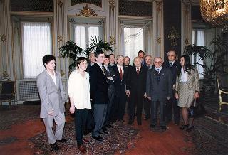 Il Presidente della Repubblica Oscar Luigi Scalfaro con il Comitato promotore del Premio internazionale di solidarietà alpina