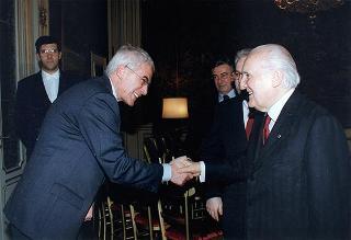Il Presidente della Repubblica Oscar Luigi Scalfaro con il Comitato promotore del Premio internazionale di solidarietà alpina