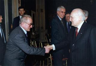 Il Presidente della Repubblica Oscar Luigi Scalfaro con il Comitato promotore del Premio internazionale di solidarietà alpina