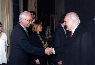Il Presidente della Repubblica Oscar Luigi Scalfaro con il Comitato promotore del Premio internazionale di solidarietà alpina