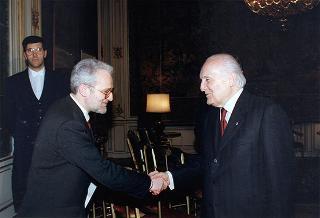 Il Presidente della Repubblica Oscar Luigi Scalfaro con il Comitato promotore del Premio internazionale di solidarietà alpina