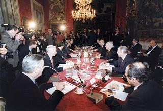 Il Presidente della Repubblica Oscar Luigi Scalfaro durante l'incontro con l'on. prof. Romano Prodi, presidente del Consiglio dei ministri, e alcuni membri del Governo