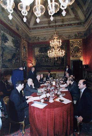Il Presidente della Repubblica Oscar Luigi Scalfaro durante l'incontro con l'on. prof. Romano Prodi, presidente del Consiglio dei ministri, e alcuni membri del Governo