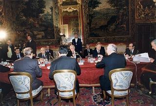 Il Presidente della Repubblica Oscar Luigi Scalfaro durante l'incontro con l'on. prof. Romano Prodi, presidente del Consiglio dei ministri, e alcuni membri del Governo