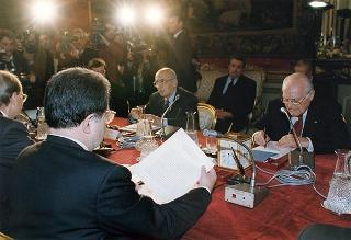 Il Presidente della Repubblica Oscar Luigi Scalfaro durante l'incontro con l'on. prof. Romano Prodi, presidente del Consiglio dei ministri, e alcuni membri del Governo