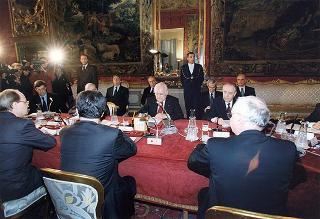 Il Presidente della Repubblica Oscar Luigi Scalfaro durante l'incontro con l'on. prof. Romano Prodi, presidente del Consiglio dei ministri, e alcuni membri del Governo