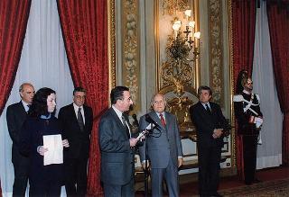 Il Presidente della Repubblica Oscar Luigi Scalfaro con un gruppo di studenti dell'Istituto tecnico commerciale "A. Meucci" di Carpi (MO)