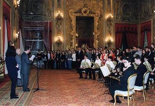 Il Presidente della Repubblica Oscar Luigi Scalfaro con un gruppo di studenti dell'Istituto tecnico commerciale "A. Meucci" di Carpi (MO)