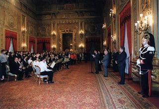 Il Presidente della Repubblica Oscar Luigi Scalfaro con un gruppo di studenti dell'Istituto tecnico commerciale "A. Meucci" di Carpi (MO)