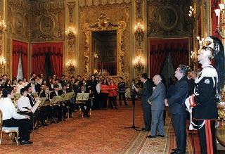 Il Presidente della Repubblica Oscar Luigi Scalfaro con un gruppo di studenti dell'Istituto tecnico commerciale "A. Meucci" di Carpi (MO)