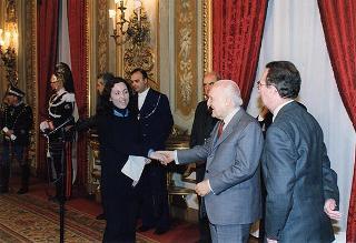 Il Presidente della Repubblica Oscar Luigi Scalfaro con un gruppo di studenti dell'Istituto tecnico commerciale "A. Meucci" di Carpi (MO)