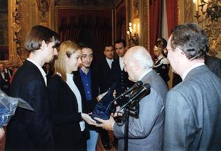 Il Presidente della Repubblica Oscar Luigi Scalfaro con un gruppo di studenti dell'Istituto tecnico commerciale "A. Meucci" di Carpi (MO)