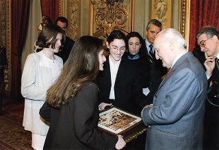 Il Presidente della Repubblica Oscar Luigi Scalfaro con un gruppo di studenti dell'Istituto tecnico commerciale &quot;A. Meucci&quot; di Carpi (MO)