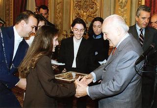 Il Presidente della Repubblica Oscar Luigi Scalfaro con un gruppo di studenti dell'Istituto tecnico commerciale "A. Meucci" di Carpi (MO)