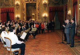 Il Presidente della Repubblica Oscar Luigi Scalfaro con un gruppo di studenti dell'Istituto tecnico commerciale "A. Meucci" di Carpi (MO)