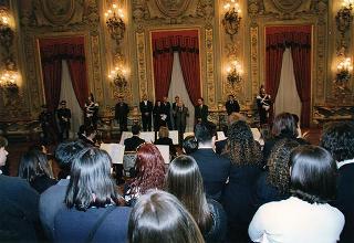 Il Presidente della Repubblica Oscar Luigi Scalfaro con un gruppo di studenti dell'Istituto tecnico commerciale "A. Meucci" di Carpi (MO)