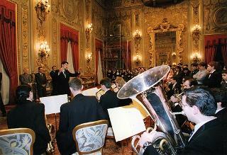 Il Presidente della Repubblica Oscar Luigi Scalfaro con un gruppo di studenti dell'Istituto tecnico commerciale "A. Meucci" di Carpi (MO)