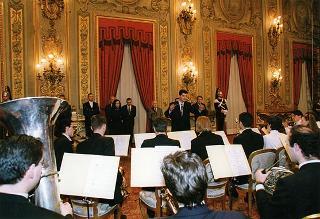 Il Presidente della Repubblica Oscar Luigi Scalfaro con un gruppo di studenti dell'Istituto tecnico commerciale "A. Meucci" di Carpi (MO)