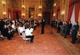 Il Presidente della Repubblica Oscar Luigi Scalfaro con un gruppo di studenti dell'Istituto tecnico commerciale "A. Meucci" di Carpi (MO)