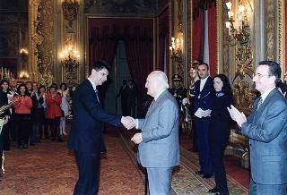 Il Presidente della Repubblica Oscar Luigi Scalfaro con un gruppo di studenti dell'Istituto tecnico commerciale "A. Meucci" di Carpi (MO)
