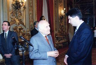 Il Presidente della Repubblica Oscar Luigi Scalfaro con un gruppo di studenti dell'Istituto tecnico commerciale "A. Meucci" di Carpi (MO)