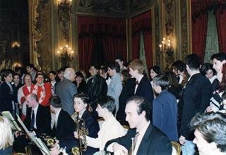 Il Presidente della Repubblica Oscar Luigi Scalfaro con un gruppo di studenti dell'Istituto tecnico commerciale "A. Meucci" di Carpi (MO)