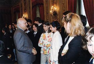 Il Presidente della Repubblica Oscar Luigi Scalfaro con un gruppo di studenti dell'Istituto tecnico commerciale "A. Meucci" di Carpi (MO)