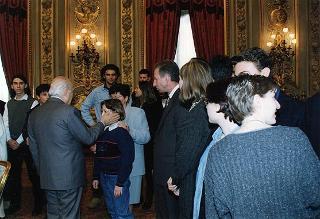 Il Presidente della Repubblica Oscar Luigi Scalfaro con un gruppo di studenti dell'Istituto tecnico commerciale "A. Meucci" di Carpi (MO)