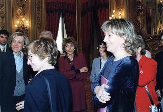 Il Presidente della Repubblica Oscar Luigi Scalfaro con un gruppo di studenti dell'Istituto tecnico commerciale "A. Meucci" di Carpi (MO)