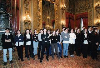 Il Presidente della Repubblica Oscar Luigi Scalfaro con un gruppo di studenti dell'Istituto tecnico commerciale "A. Meucci" di Carpi (MO)