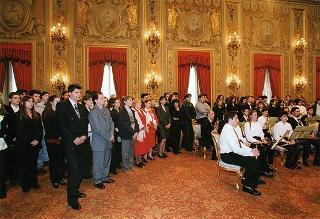 Il Presidente della Repubblica Oscar Luigi Scalfaro con un gruppo di studenti dell'Istituto tecnico commerciale "A. Meucci" di Carpi (MO)