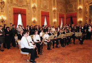 Il Presidente della Repubblica Oscar Luigi Scalfaro con un gruppo di studenti dell'Istituto tecnico commerciale "A. Meucci" di Carpi (MO)