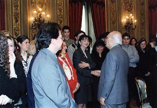 Il Presidente della Repubblica Oscar Luigi Scalfaro con un gruppo di studenti dell'Istituto tecnico commerciale "A. Meucci" di Carpi (MO)