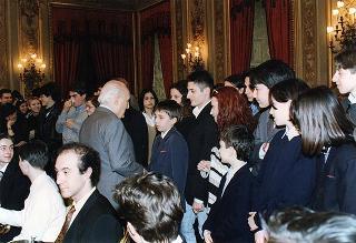 Il Presidente della Repubblica Oscar Luigi Scalfaro con un gruppo di studenti dell'Istituto tecnico commerciale "A. Meucci" di Carpi (MO)