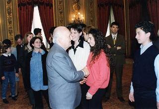 Il Presidente della Repubblica Oscar Luigi Scalfaro con un gruppo di studenti dell'Istituto tecnico commerciale "A. Meucci" di Carpi (MO)
